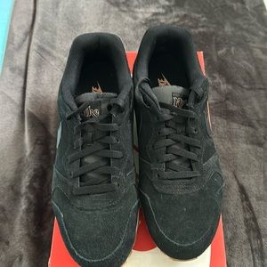 Women’s Nike MD Runner 2 SE Excellent used condition worn 3 times Size 11